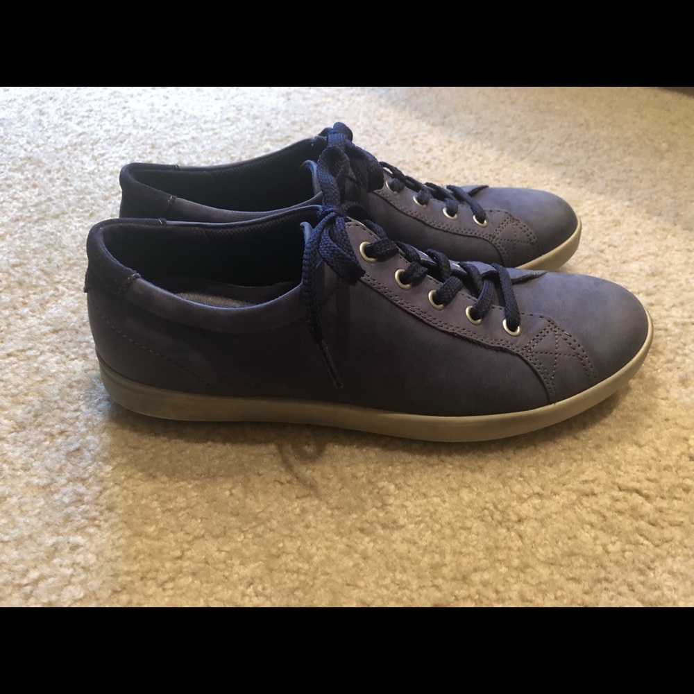 Shoes - Picture 2 of 4